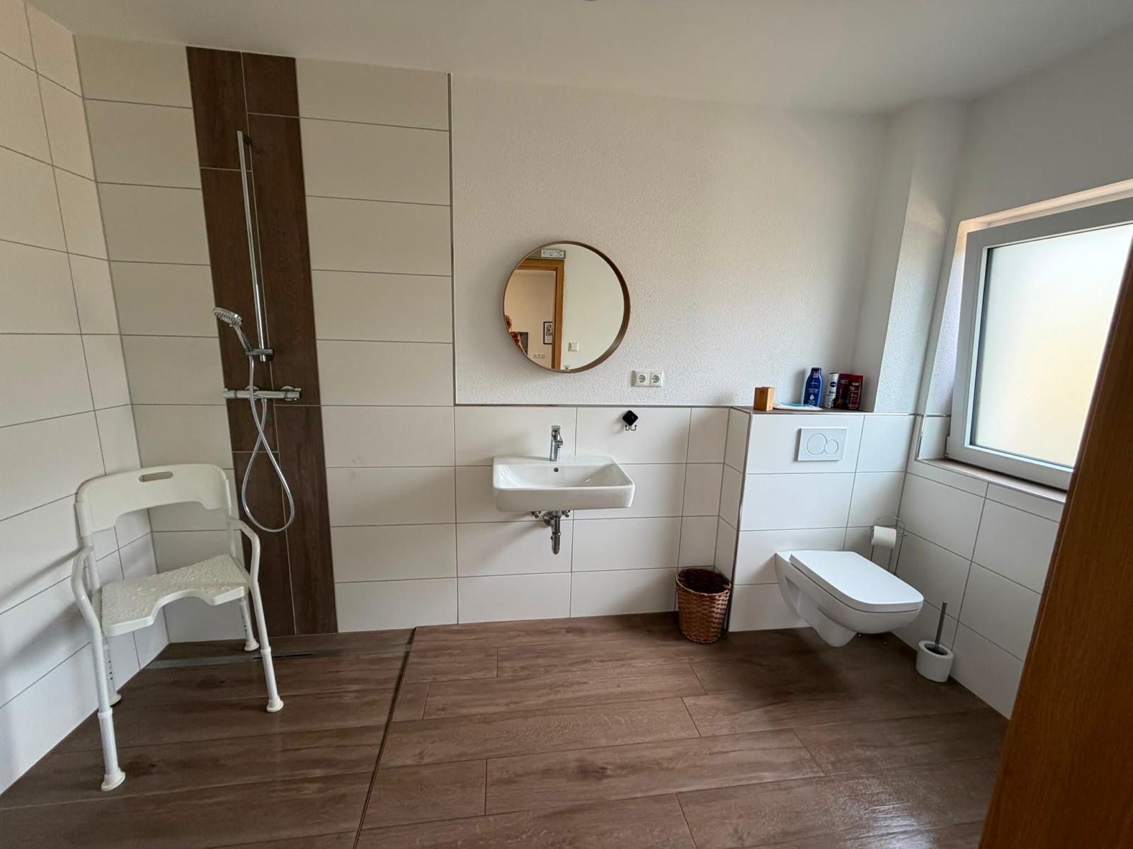 Barrierefreies Bad mit bodengleicher Dusche