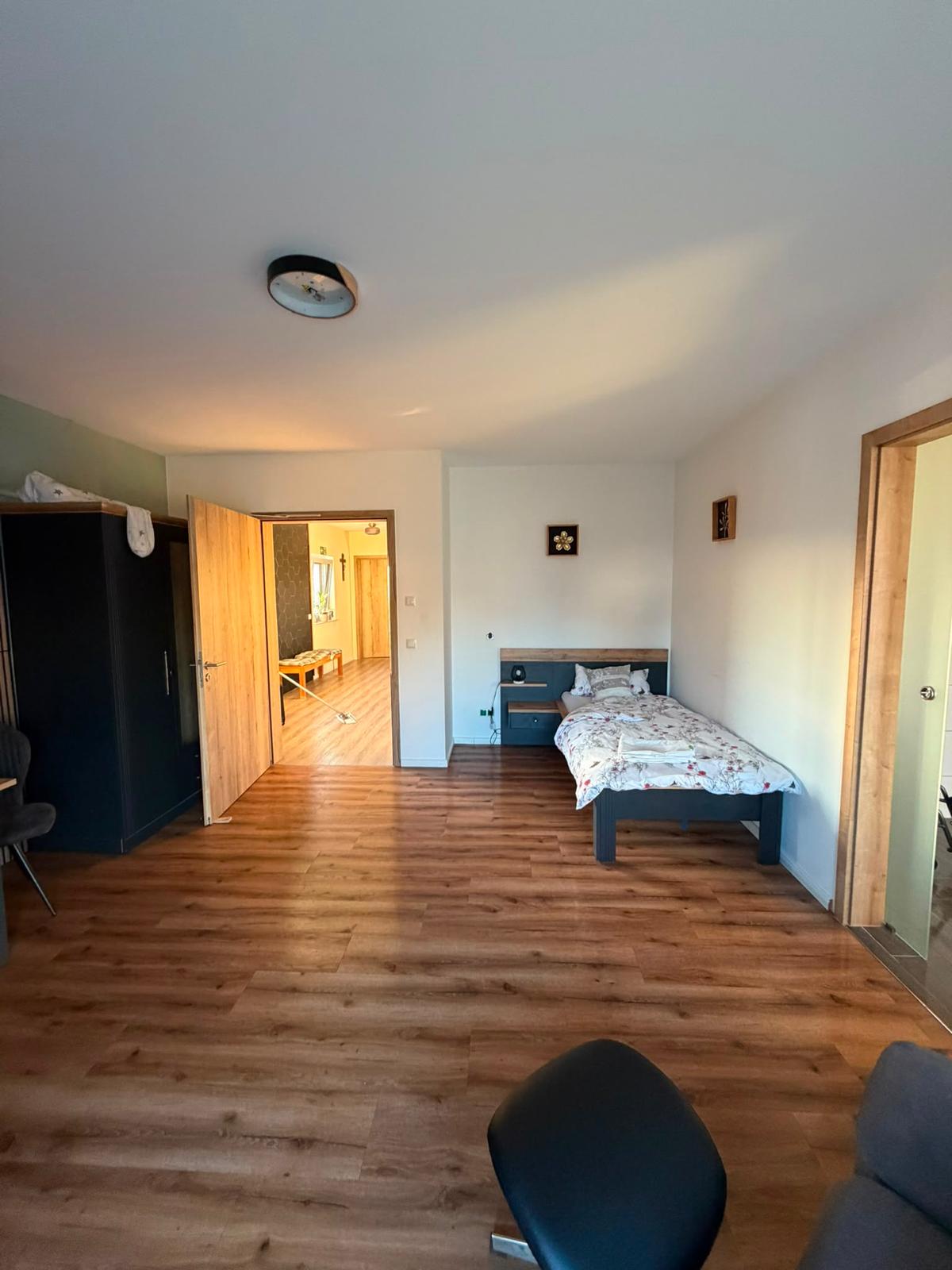 Geräumiges Zimmer mit Bett und eigenem Schrank
